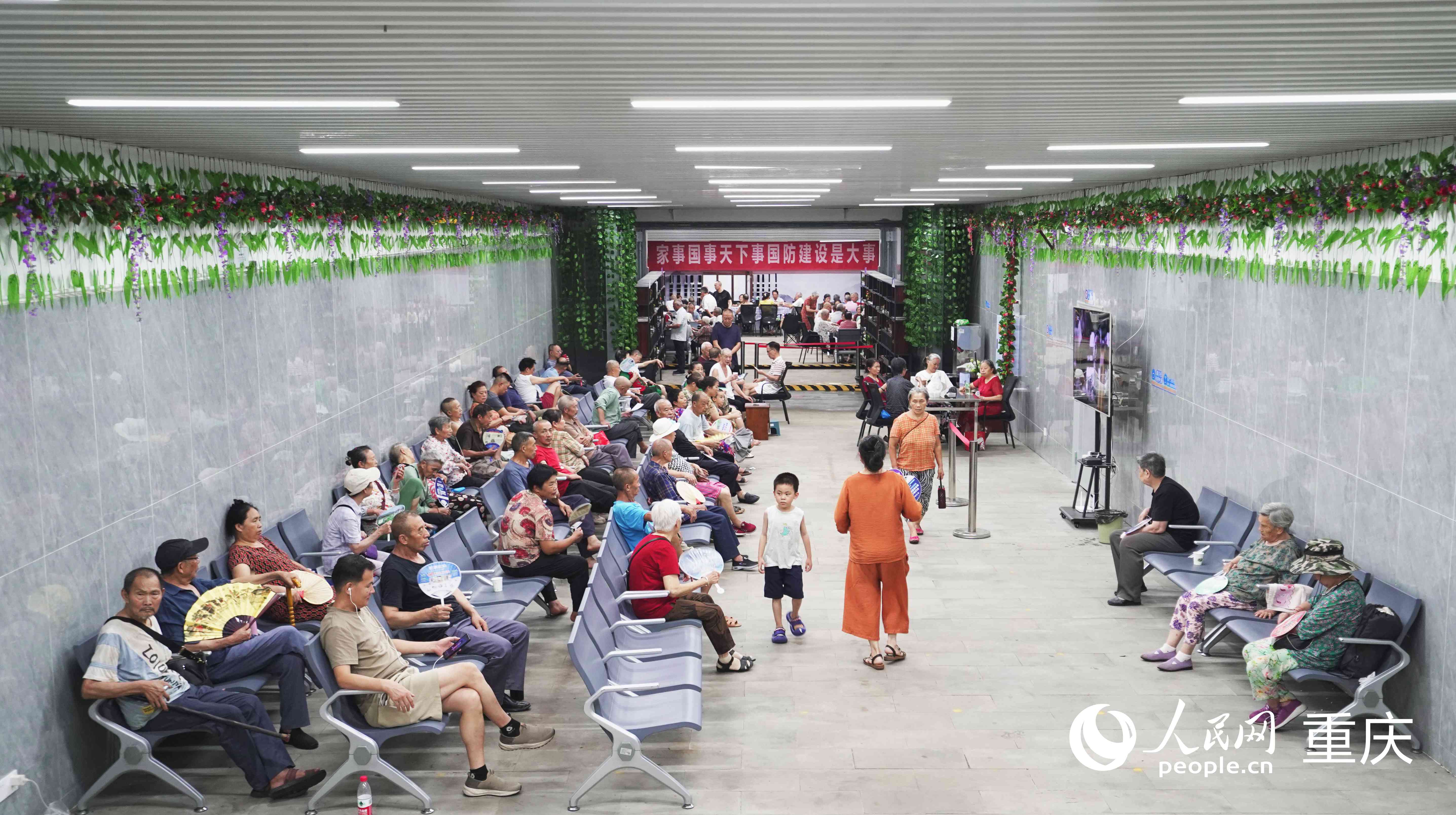 重慶渝北區(qū)大龍山納涼點(diǎn)聚集不少前來(lái)消暑納涼的市民。 人民網(wǎng)記者 劉祎攝