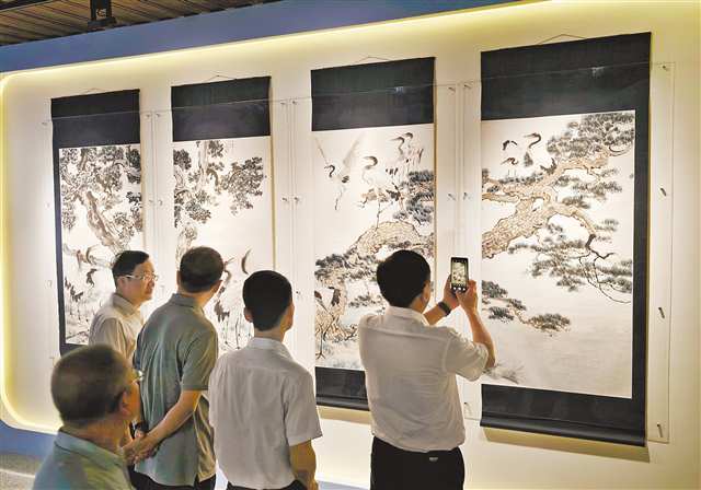 7月29日，觀眾在“求真繪魂——紀念徐悲鴻誕辰130周年特展”上參觀。記者 崔力 攝/視覺重慶