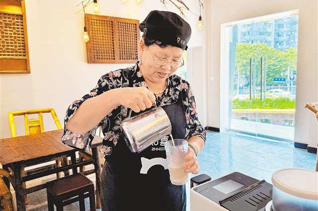 田桂蘭在沖咖啡。記者 張莎 攝/視覺重慶