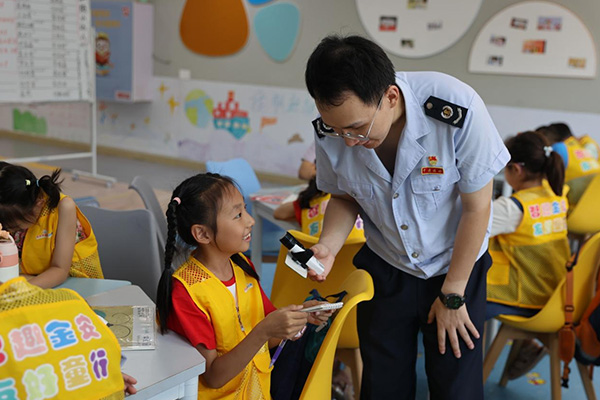 重慶市稅務局保稅區(qū)稅務分局工作人員走進兩江新區(qū)金安渝好空間假期公益托管營開展普法活動，引導孩子們學習稅法知識。陳姝羽攝