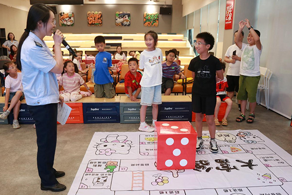 永川區(qū)稅務人員走進假期公益托管營，通過“稅收大富翁”情景闖關(guān)游戲，加深孩子們對稅收知識的理解。馬艷波攝