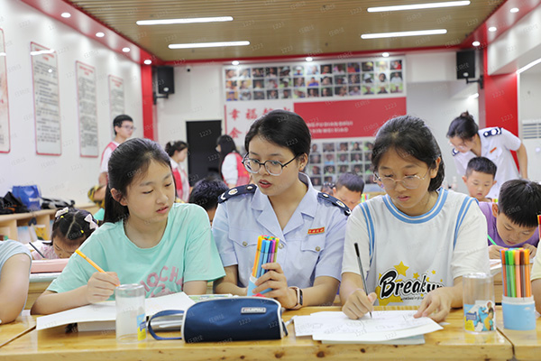 彭水縣稅務人員走進五湖社區(qū)居民委員會假期公益托管營，開展“苗家娃娃來畫‘稅’”普法課，講解稅法知識，引導孩子們畫出自己眼中的“稅世界”。 謝紹春攝