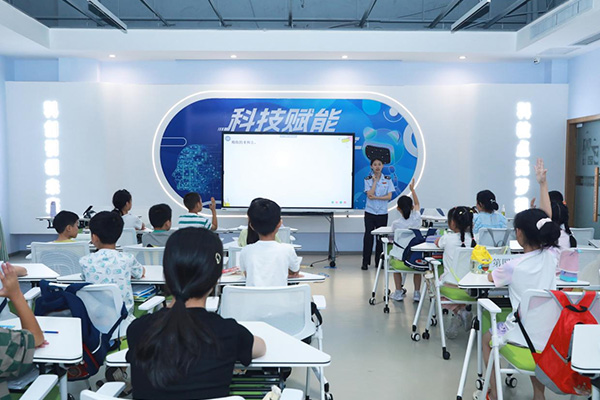 重慶市江津區(qū)稅務人員走進江津區(qū)青少年宮假期公益托管營，通過漫畫、視頻等形式，為小朋友們介紹稅收的基本概念。王露洪攝