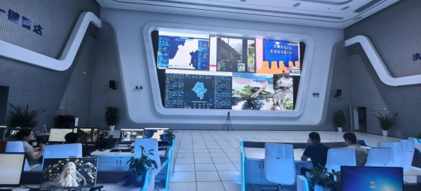 縣治理中心工作人員利用數(shù)字化信息平臺開展森林防火巡查。云陽縣委改革辦供圖