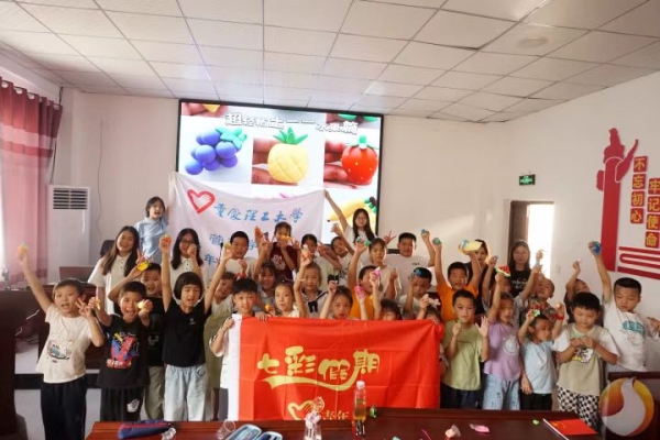 實踐團與小朋友們合影。重慶理工大學(xué)供圖