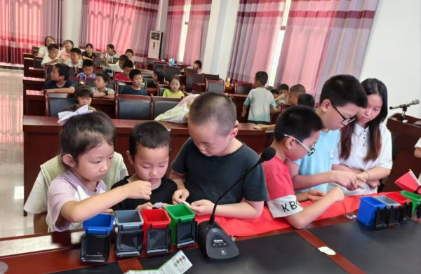 孩子們在游戲中學(xué)習(xí)垃圾分類知識。重慶理工大學(xué)供圖