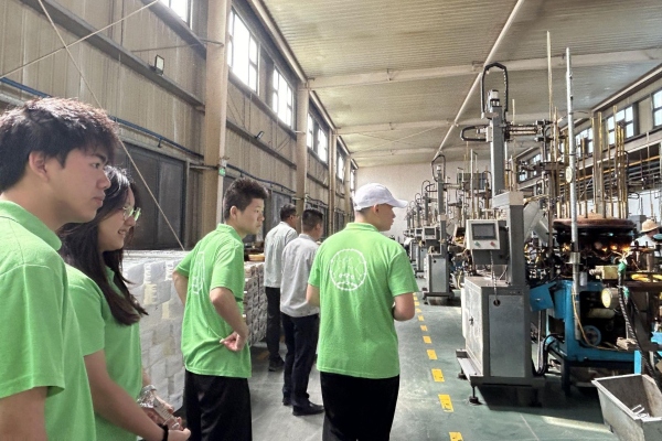 實踐團參觀全自動玻璃瓶成型車間。重慶理工大學(xué)供圖