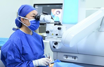 張奕霞在手術(shù)室為患者進行個性化屈光矯正手術(shù)。重慶南坪愛爾眼科醫(yī)院供圖