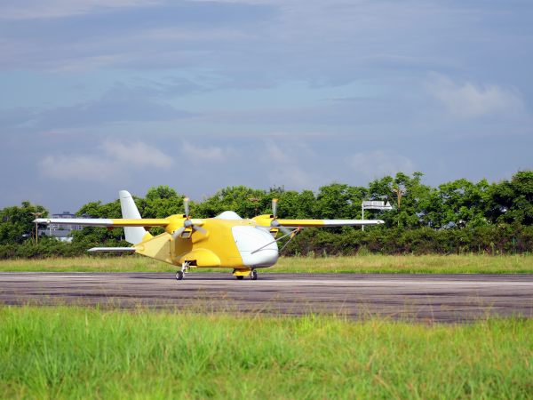 重慶梁平機場跑道，YH-1000無人運輸機正在起飛。鄭君興攝