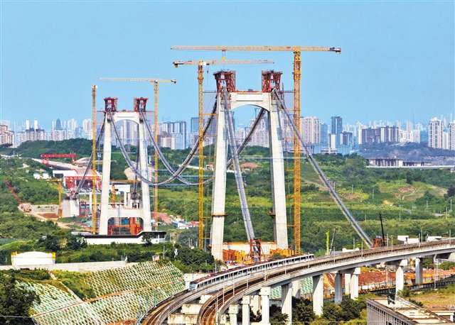 7月30日，黃桷沱長江大橋順利完成主纜架設工作。記者 張春曉 實習生 李子英 攝/視覺重慶