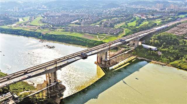 7月30日，渝武高速馬鞍石復(fù)線橋順利合龍。記者 羅斌 攝/視覺重慶