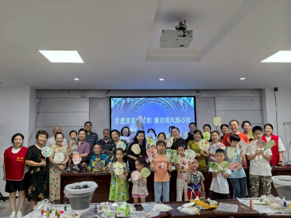 參與群眾合影留念。龍山街道供圖