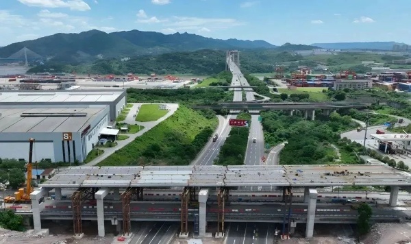 渝長(zhǎng)高速?gòu)?fù)線連接道工程一標(biāo)項(xiàng)目主線橋第六聯(lián)鋼箱梁安裝完成。重慶設(shè)計(jì)集團(tuán)有限公司市政設(shè)計(jì)研究院供圖