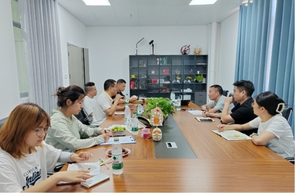 西南大學(xué)專家團(tuán)為巫山脆李發(fā)展支招。劉小娟攝