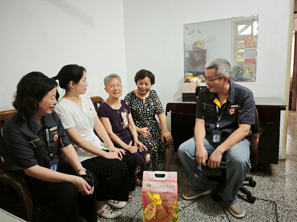 走訪慰問(wèn)困難群眾。重慶燃?xì)饧瘓F(tuán)供圖