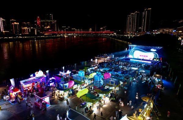 夜幕下，海棠煙雨公園活動現(xiàn)場。崔景印攝