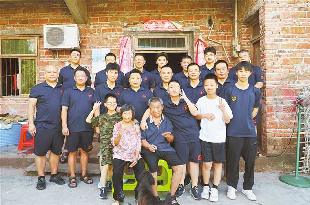 七月二十六日，銅梁平灘鎮(zhèn)珠玉村，“兵兒子”們帶著自己的孩子和汪興德、何光蓮夫婦合影。通訊員 李拉拉 攝\視覺重慶