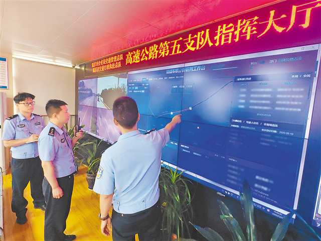 民警在分析研判可疑車輛。(市公安局交通管理總隊供圖)