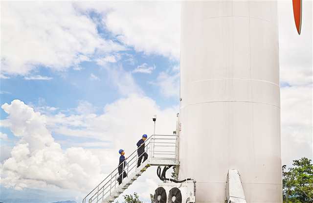 七月二十四日，巫山縣三溪鄉(xiāng)六號風(fēng)機(jī)塔筒，工作人員在進(jìn)行巡檢。記者 萬難 攝\視覺重慶