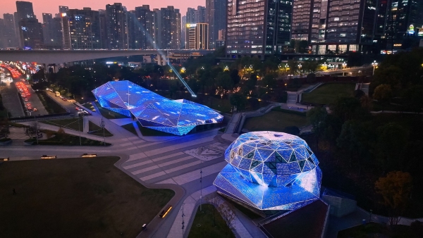 鉆石廣場打卡“鉆刻鎏光”。江北區(qū)文旅委供圖