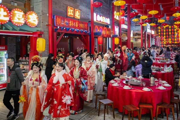 “渝味360碗”國潮美食街。江北區(qū)文旅委供圖