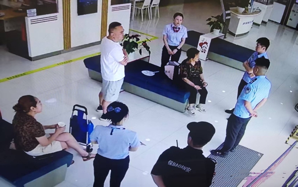 警銀聯(lián)動(dòng)勸解張女士。浦發(fā)銀行重慶分行供圖