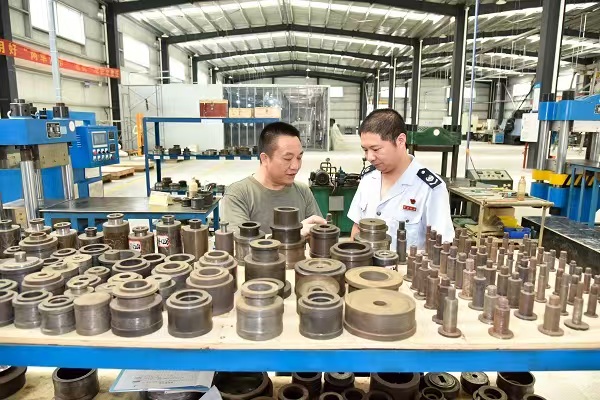 奉節(jié)稅務(wù)人員走進(jìn)重慶艾克森勒工具有限公司生產(chǎn)車間，了解生產(chǎn)情況，收集意見建議，輔導(dǎo)企業(yè)依法合規(guī)享受稅收優(yōu)惠政策。蔡仲垚攝