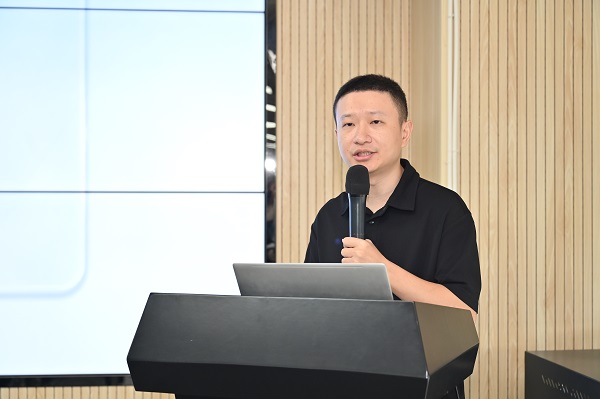 客戶交付事業(yè)部負(fù)責(zé)人羅冀進(jìn)行主題分享。鄒樂攝