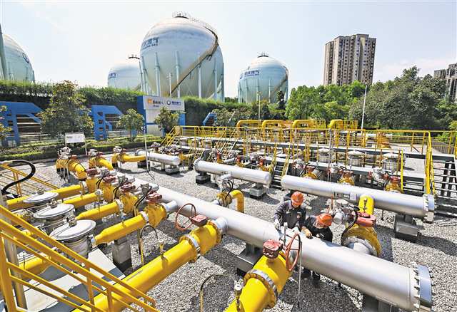 八月一日，重慶燃氣集團輸配分公司江北區(qū)頭塘儲配站，作業(yè)人員正在對管道連接處進行巡檢。首席記者 龍帆 攝\視覺重慶