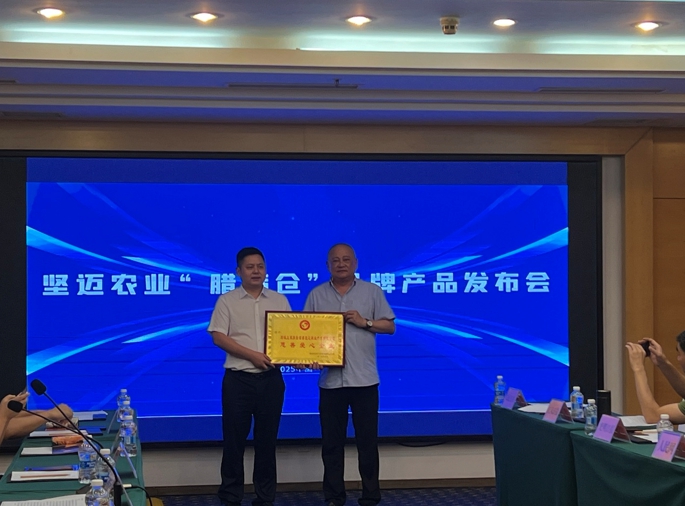 “愛心企業(yè)”榮譽牌頒發(fā)現(xiàn)場。主辦方供圖