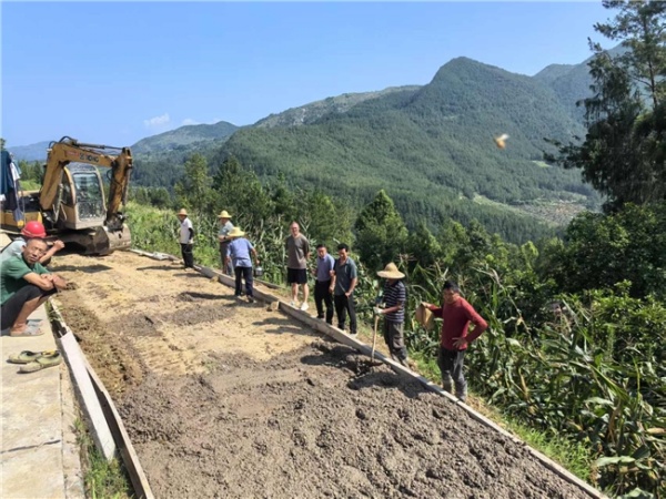 公路硬化。羊市鎮(zhèn)供圖