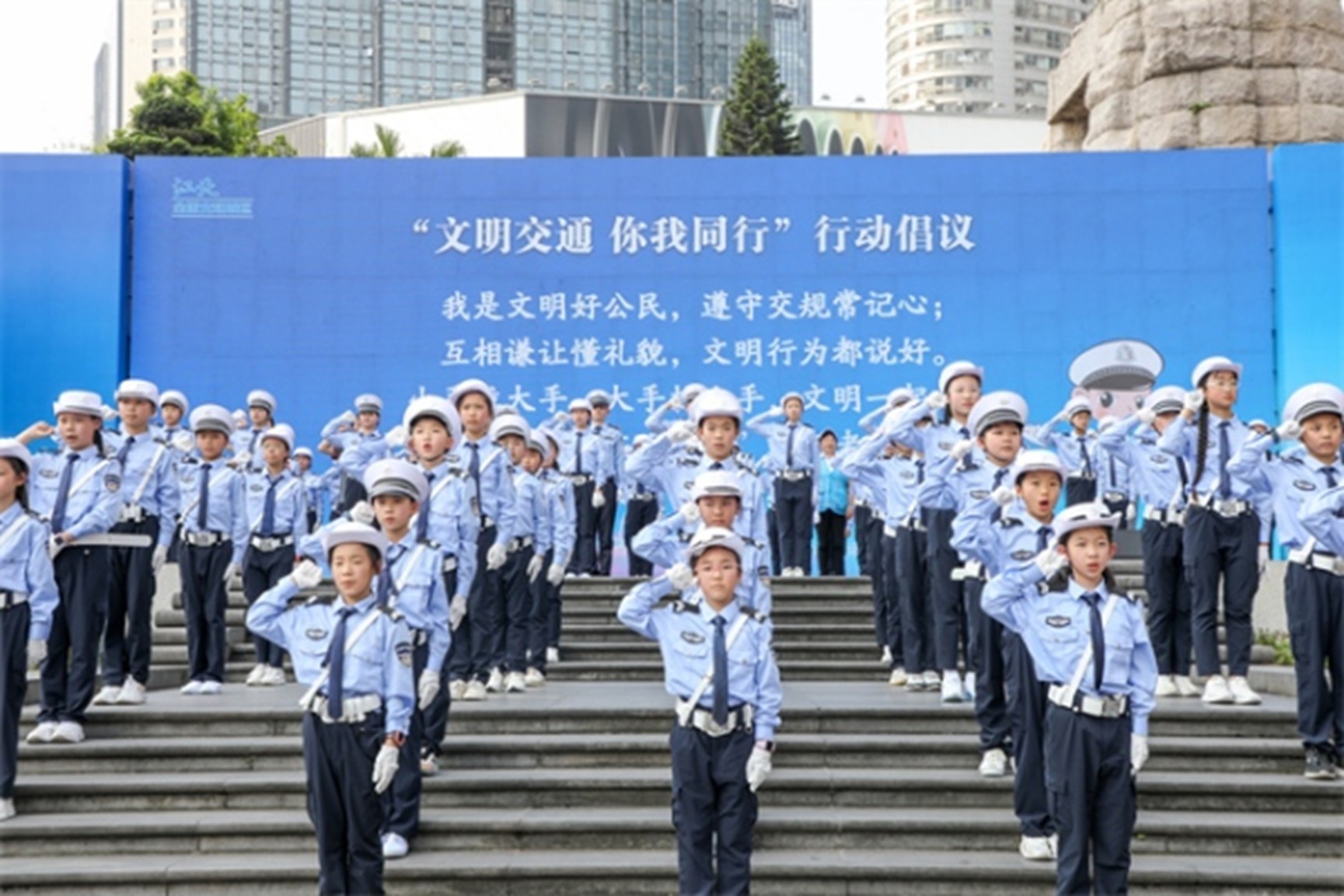 江北區(qū)小交警共同發(fā)起“文明交通 你我同行”行動(dòng)倡議。江北區(qū)委宣傳部供圖