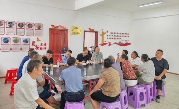 領(lǐng)導(dǎo)班子帶隊(duì)現(xiàn)場(chǎng)調(diào)解居民糾紛。高燕鎮(zhèn)供圖