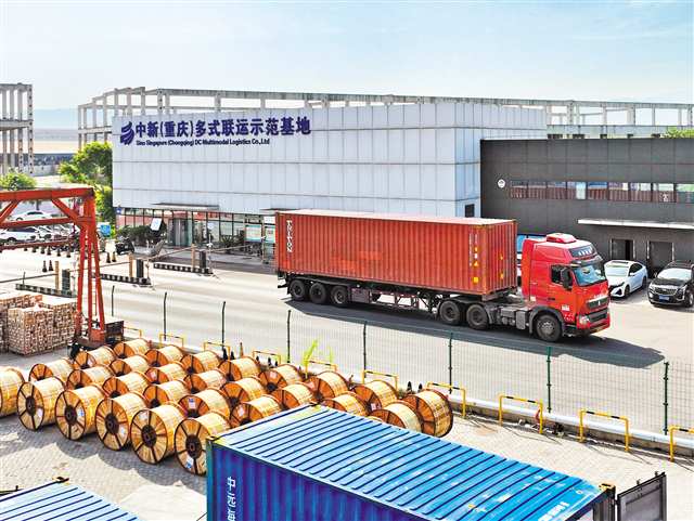 位于兩江新區(qū)的中新（重慶）多式聯(lián)運示范基地，集裝箱貨車頻繁進出。（資料圖片）記者 張錦輝 攝/視覺重慶