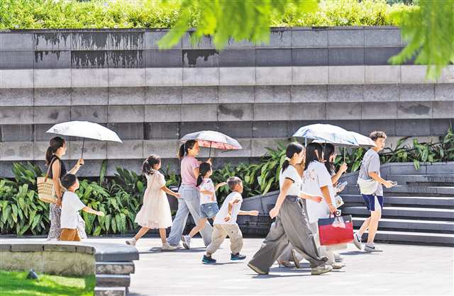 8月2日，兩江新區(qū)光環(huán)購物公園，市民游客撐傘遮陽。記者 李雨恒 攝/視覺重慶