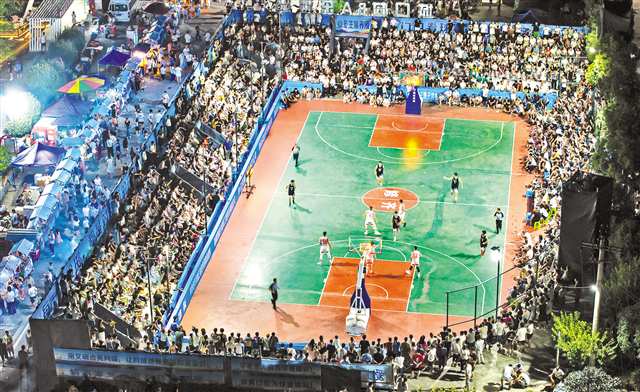 8月1日，修齊鎮(zhèn)和美鄉(xiāng)村籃球聯(lián)賽首場比賽現(xiàn)場。記者 尹詩語 攝/視覺重慶