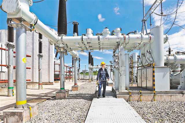 七月三十日上午，合川區(qū)雙槐新型儲(chǔ)能電站，工作人員正在進(jìn)行巡檢，保障設(shè)備夜晚正常放電。記者 尹詩(shī)語(yǔ) 攝\視覺(jué)重慶