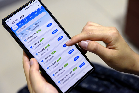 2025年7月31日，區(qū)委政法委工作人員通過(guò)“會(huì)議智管”應(yīng)用預(yù)定會(huì)議室。北碚區(qū)委宣傳部供圖 第1眼TV-華龍網(wǎng)發(fā)