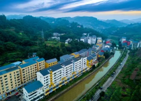 圣燈山鎮(zhèn)跳石社區(qū)風(fēng)景。楊雙攝