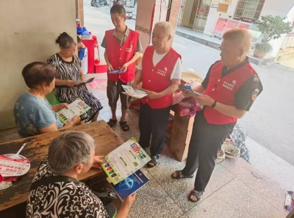 宣講隊(duì)在社區(qū)宣講。周弘攝