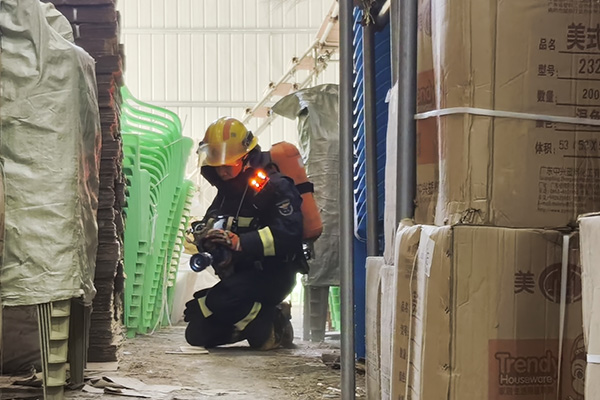 6月25日，民心佳園公租房服務大廳，居民在了解租轉售相關政策。