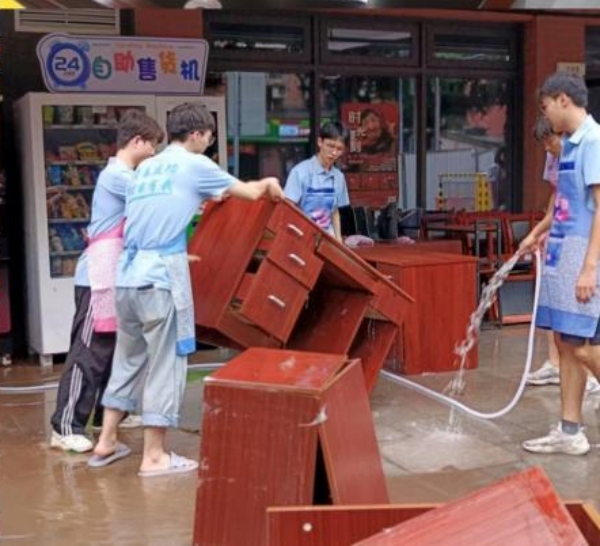 實(shí)踐團(tuán)投入清淤工作。重慶理工大學(xué)供圖