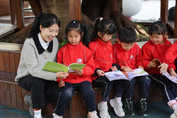 豐都縣示范園老師和孩子們一起戶(hù)外閱讀。豐都縣教委供圖