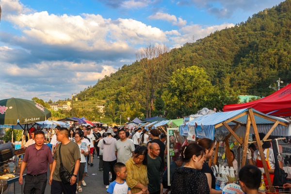 河灘夜市收到市民游客的喜歡。修齊鎮(zhèn)供圖