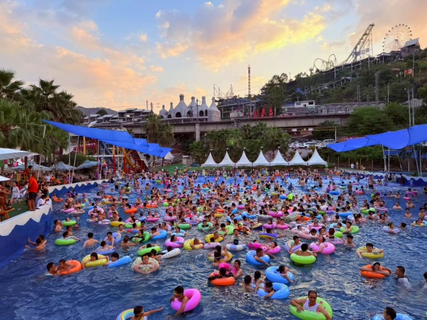 傍晚時(shí)分的水上樂園。景區(qū)供圖