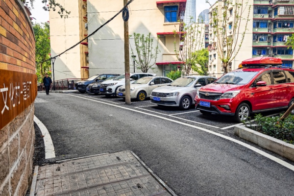 利用“邊角余料”改造的便民停車位。曹鳴鷗攝