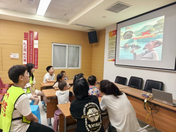 小朋友正在觀看安全科普小視頻。龍山街道供圖
