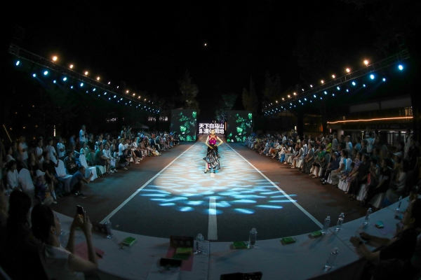 參賽選手現(xiàn)場(chǎng)走秀。代君君攝