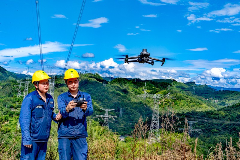 國網(wǎng)重慶超高壓公司輸電運檢人員在±800千伏金塘線利用無人機開展紅外測溫工作。李濤攝