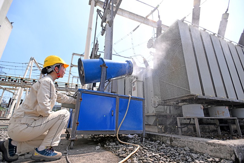 高溫天氣下，國網(wǎng)重慶市北供電公司運維人員在220千伏大竹林變電站用水炮對變壓器進行降溫。向江微攝